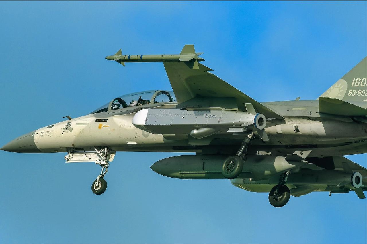 看伪“空军”IDF“经国号”战机日常出动挂载，各种对空对地武器您认识几种？机腹中