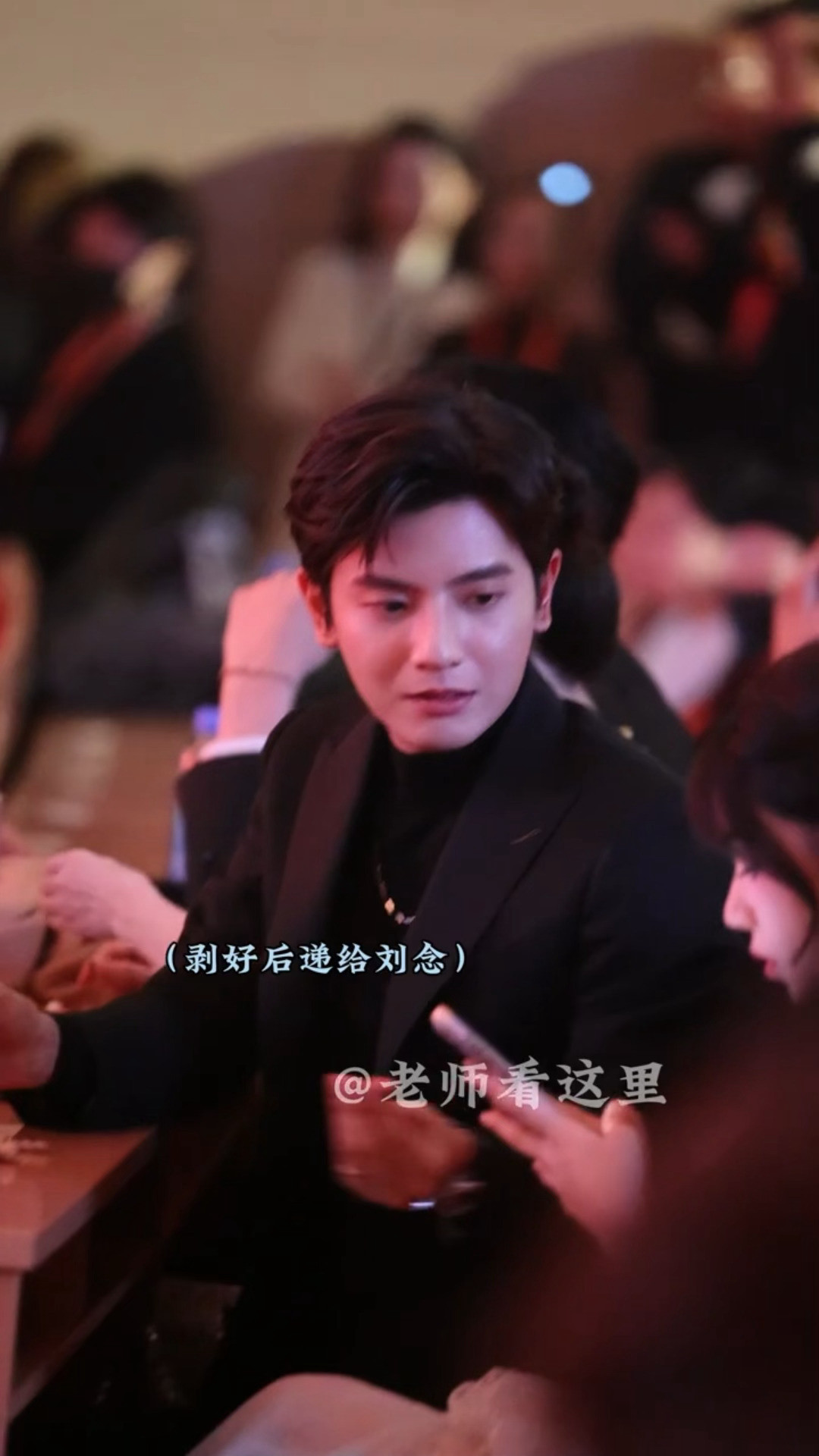 刘念出席趟活动把何聪睿忙坏了好家伙刘念出席趟活动可是把何聪睿忙坏了…保镖行为包括