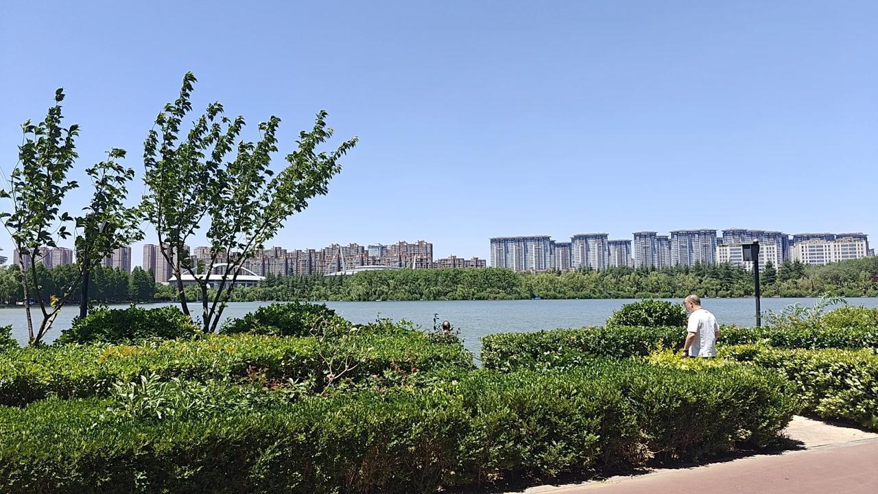 风与湖摇曳生姿，花与草温馨相依。松鼠眼里充满好奇，蘑菇静静的养着我们的视