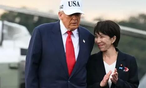 日本民众傻眼了如果说日本首相和特朗普手拉手还可以理解,那么特朗普搂住她是什么意