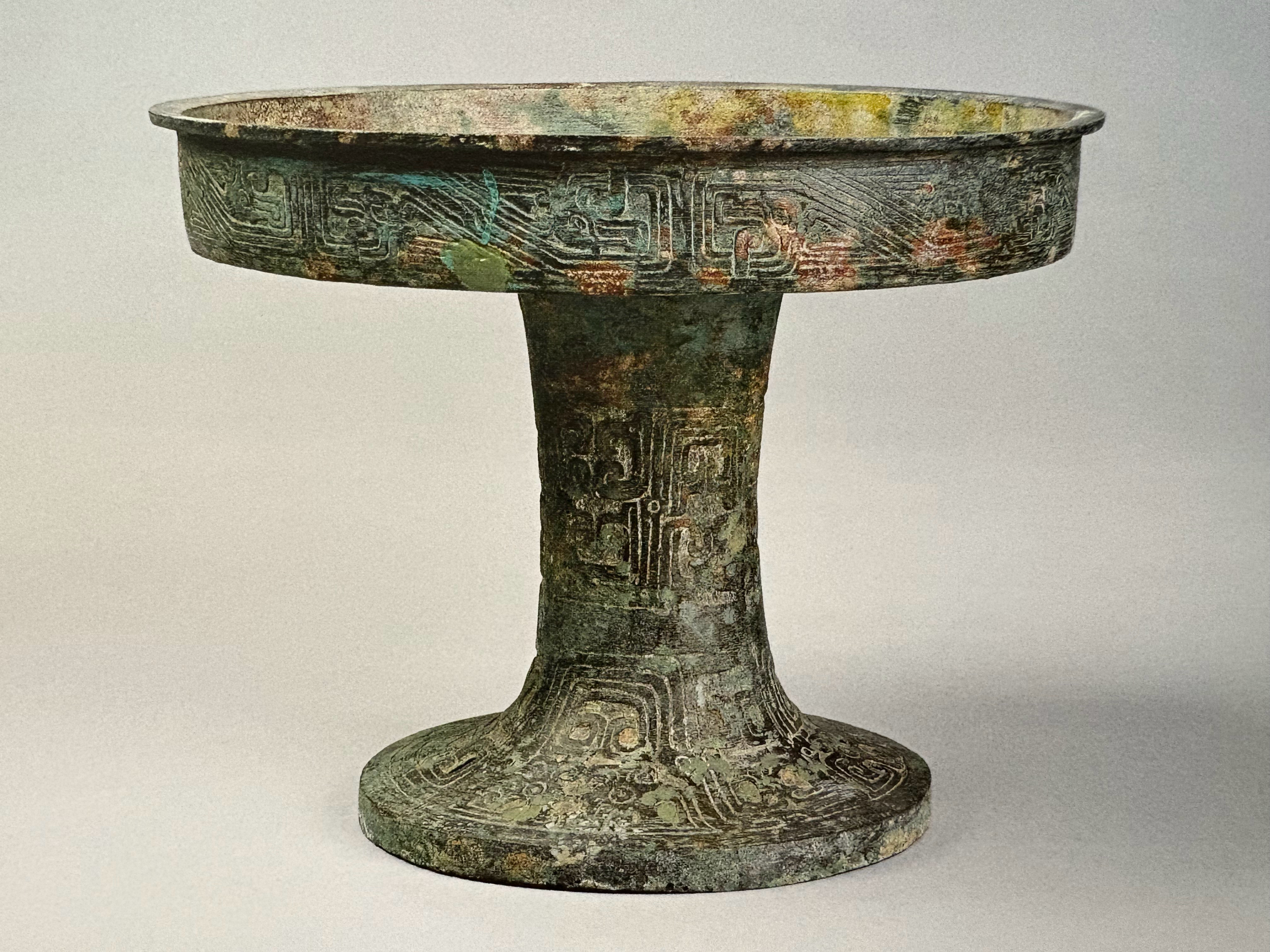 每天一件青铜器河南省考古所藏1998年郑州新郑出土的春秋时期几何纹铺,盘上