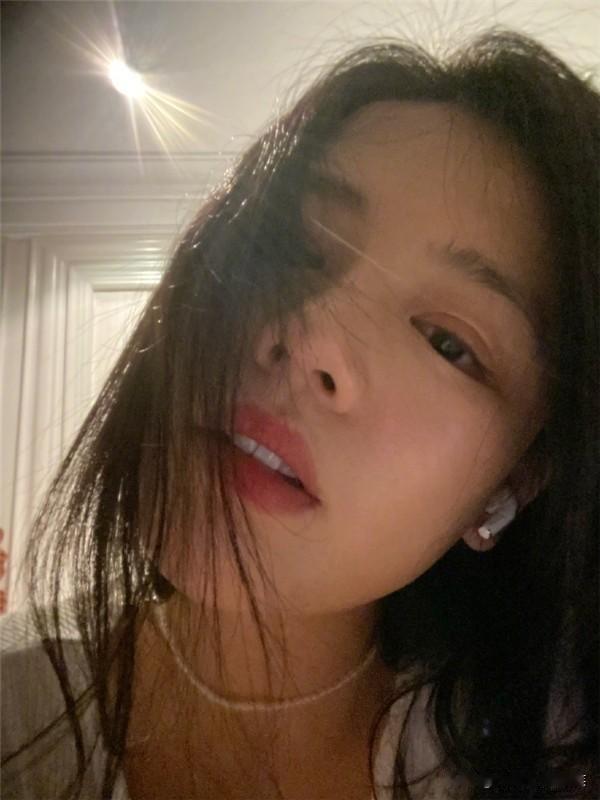 过去的旅途艳遇多，无论绿皮火车还是长途大巴车，都很慢！我在旅途上有过好几次艳遇