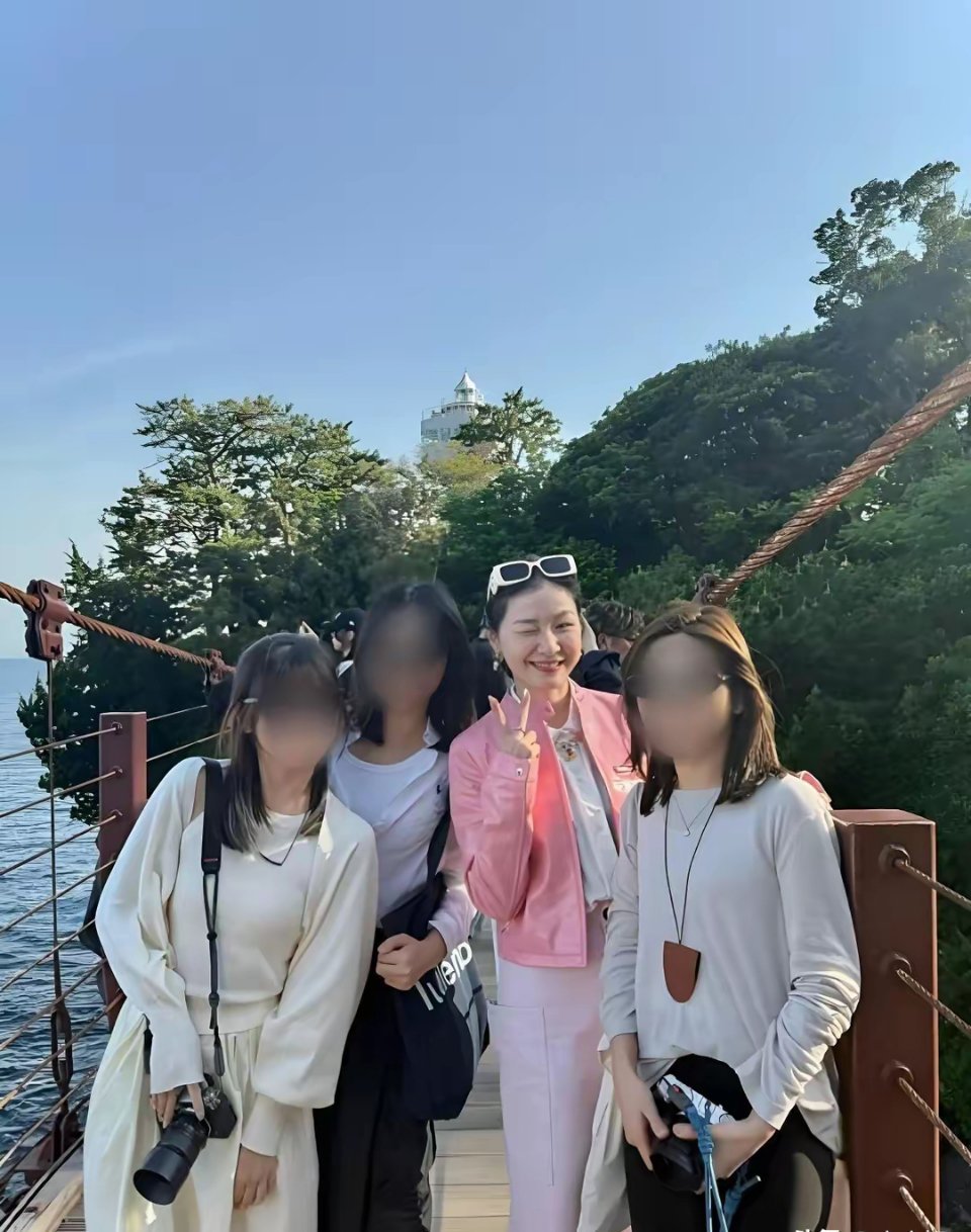 金靖跟男朋友五一去旅游,舒奕橙打扮土气没以前帅,金靖倒是又美又时尚​​​