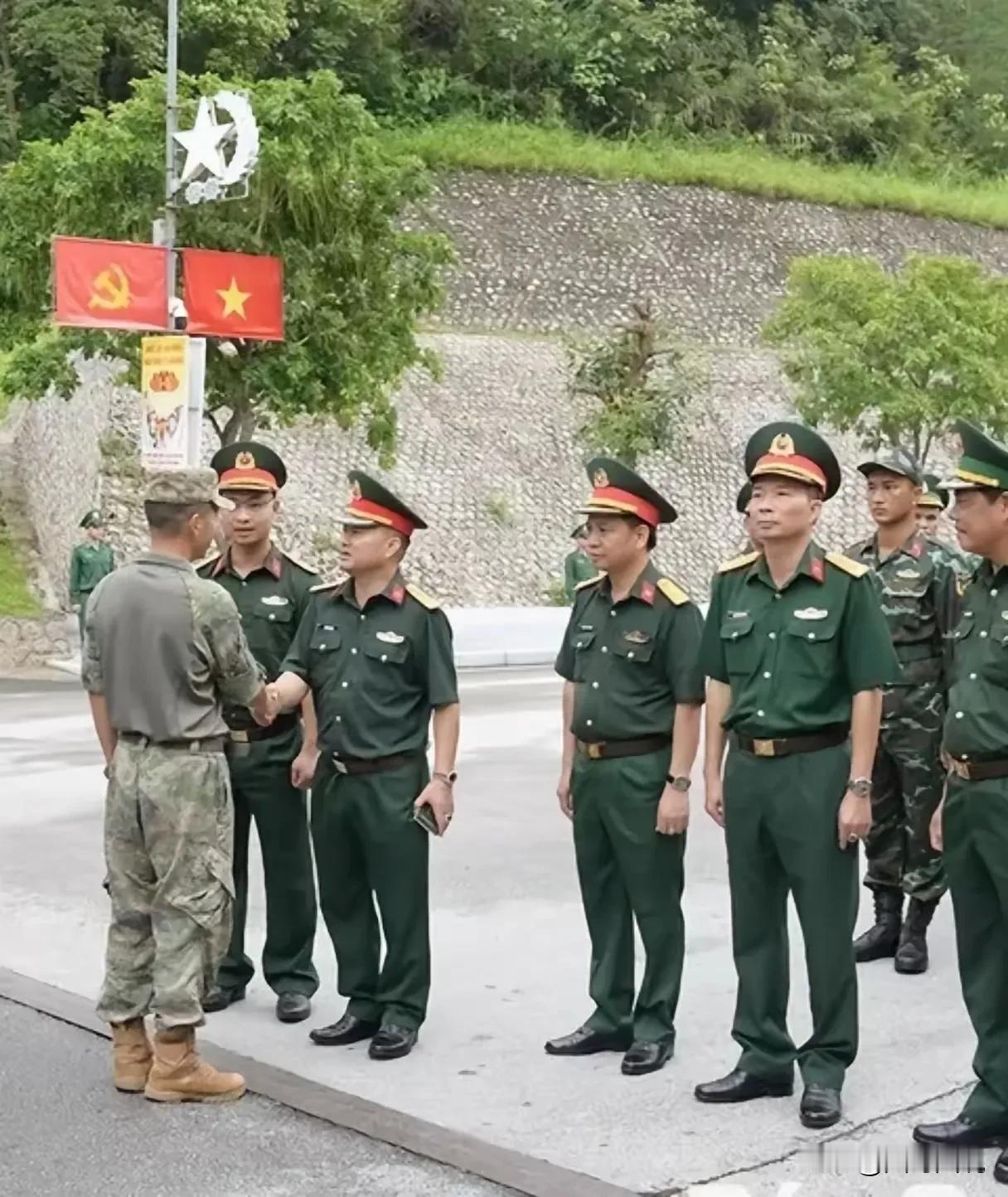 中越两国军人握手寒暄的片刻，越南媒体拍下了这张照片，也是非常有深意的，不知道大家