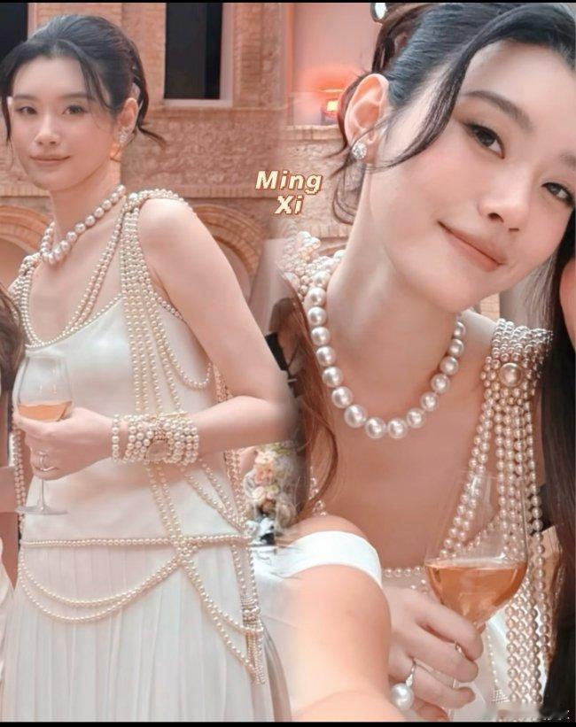奚梦瑶戴了婆婆的珍珠项链看完奚梦瑶婚礼宴会造型，由衷感慨她实在被好好偏爱。一身1