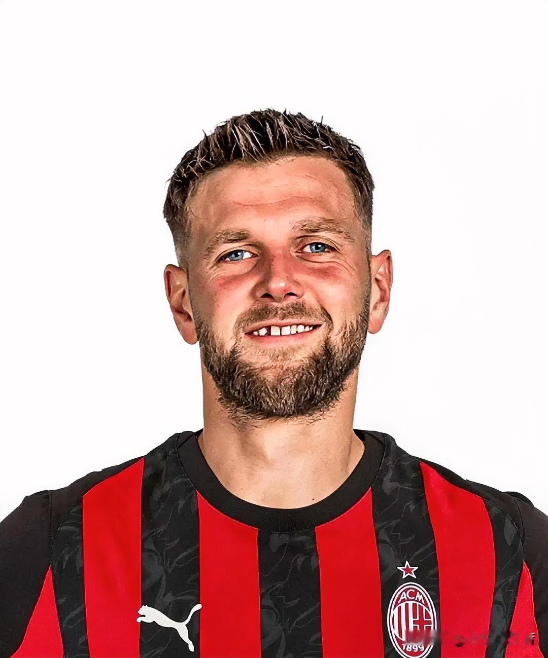 菲尔克鲁格渐入佳境！训练场的菲尔克鲁格开始展现了他职业球员的一面，他会经常打断训