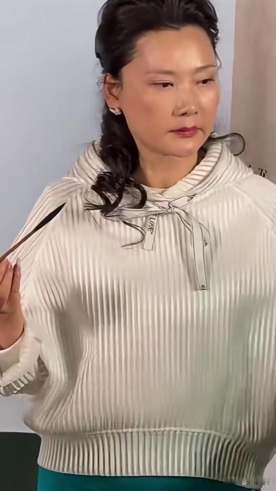 何赛飞老师用毛笔为读者书法签名。