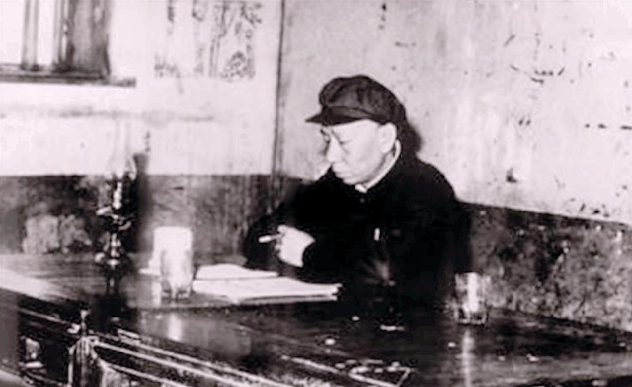 1960年，在百忙之中，刘少奇同志前往成都视察。在招待所，市领导过来，刘少奇同志