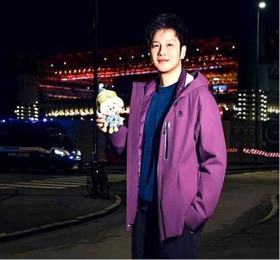 刚帮球队拿下德国杯，樊振东就收到了“逐客令”？俱乐部经理把续约合同摆上桌面，却