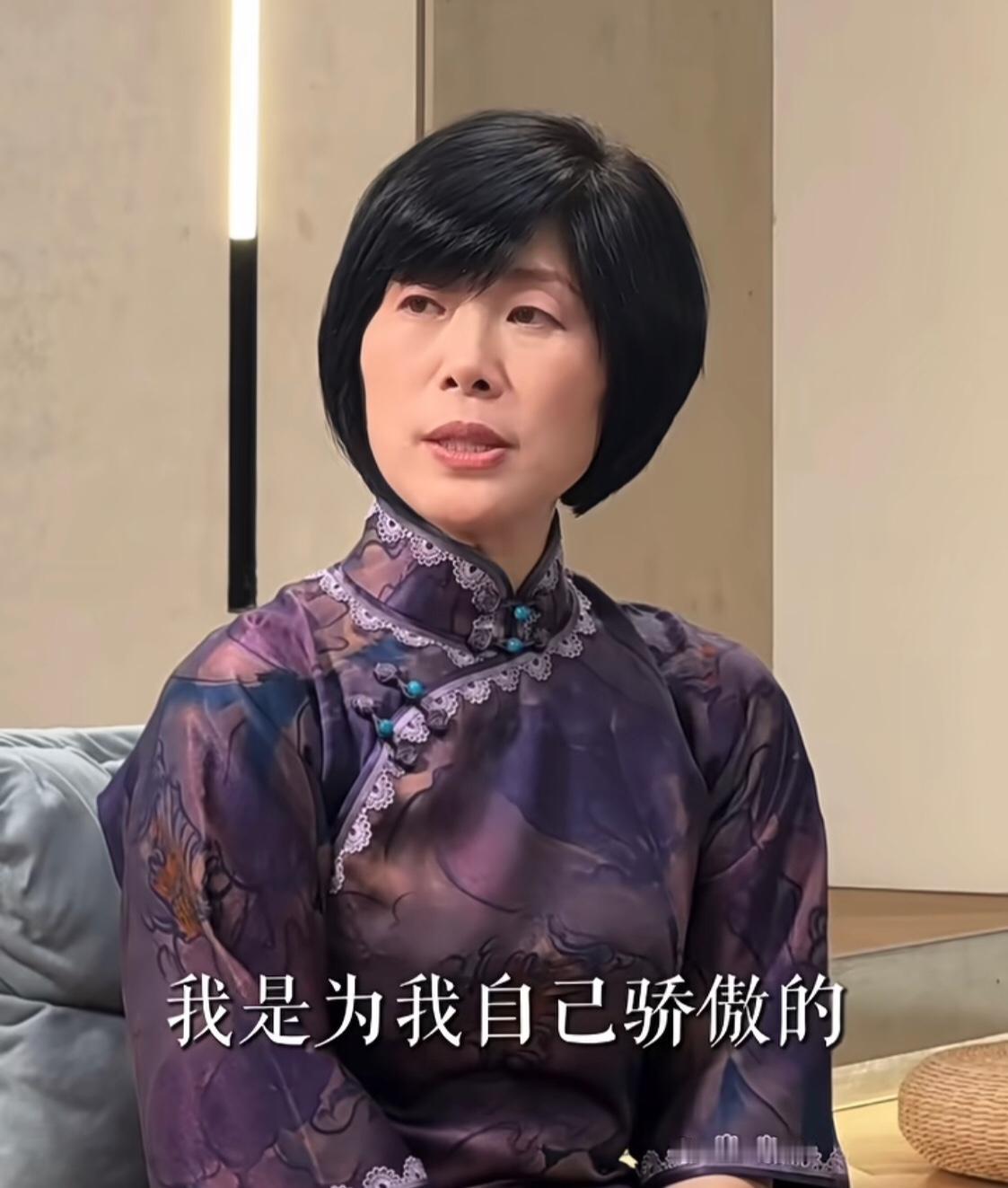 叶深采访下边有一个“美国人”说了这样一段话：她接受了美国思想，在美国很多人闲着无