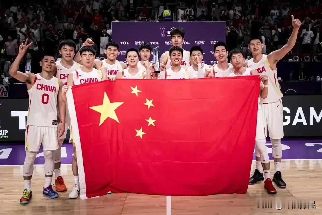 中国男篮分奖金！据北京媒体人报道，郭指导主导的奖金分配方案是主张平均分配，除了