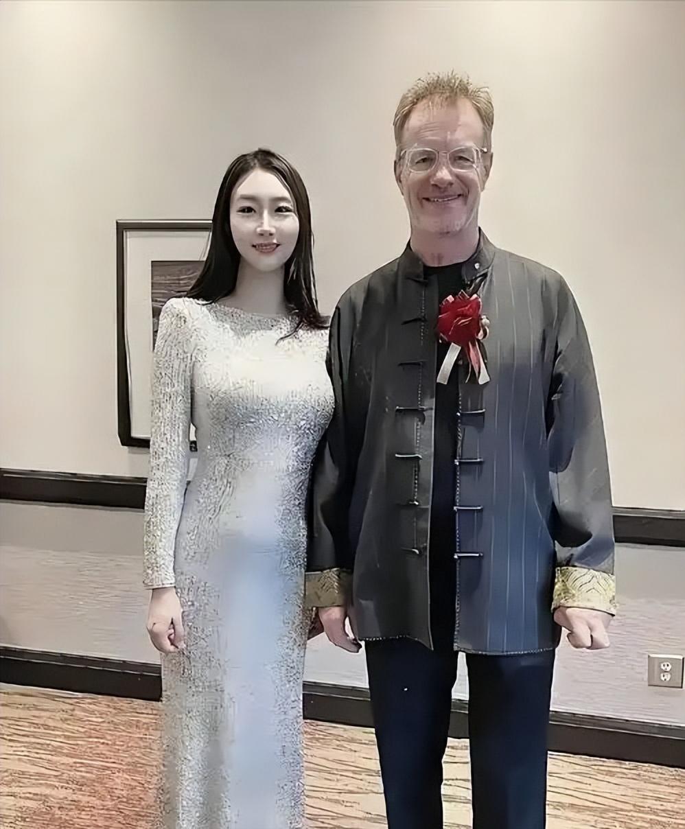 差距太惊人了！加拿大籍的“大山”在中国生活了将近20年，迎娶温柔漂亮的重庆妻子甘