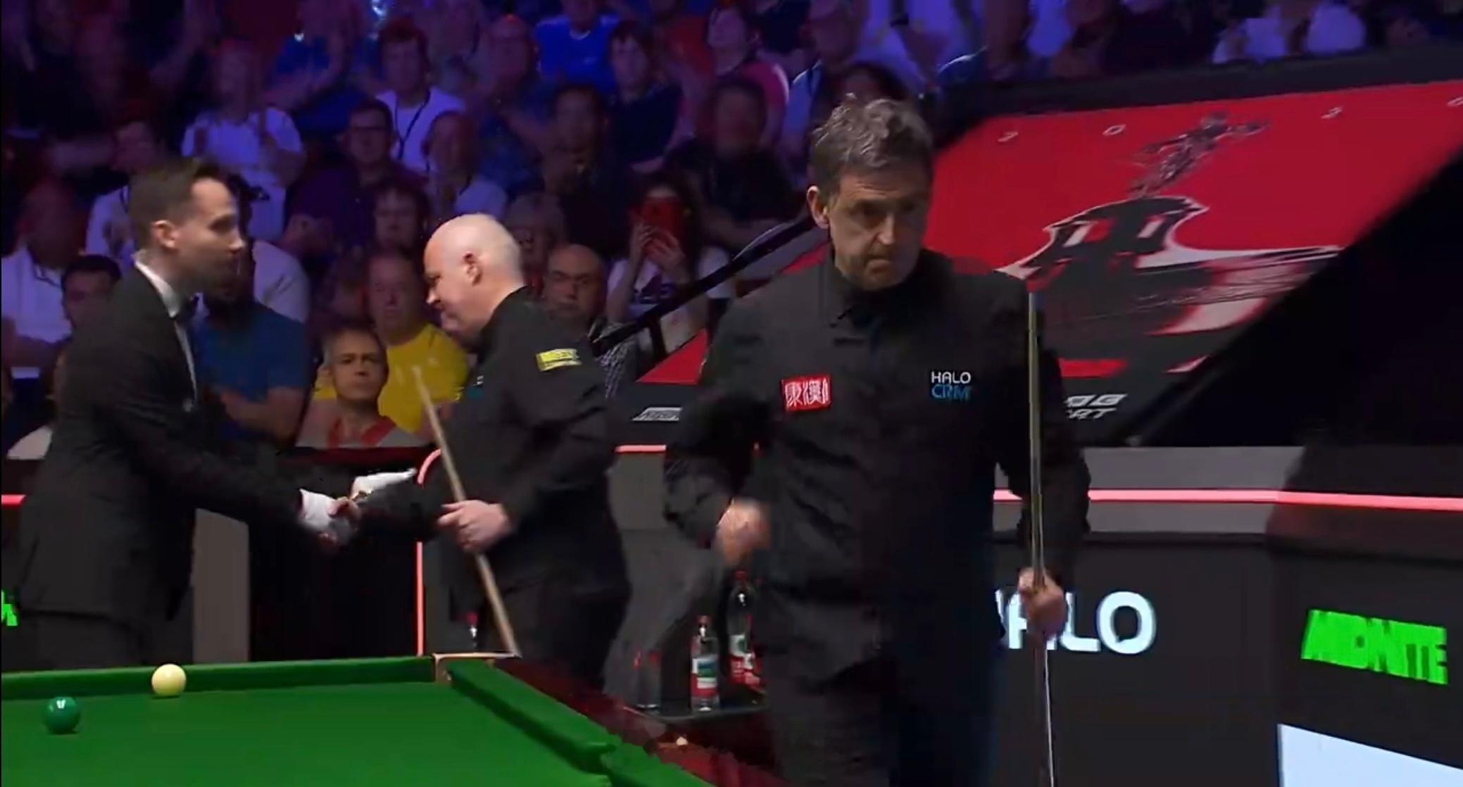 斯诺克世锦赛奥沙利文对阵希金斯奥沙利文痛失好局，在一度9:4大幅领先的情况下，