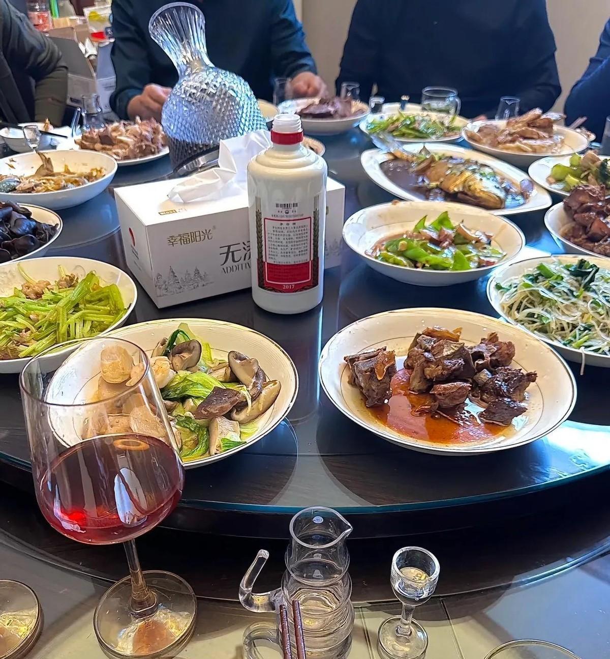 禁酒令的副作用来了！我一亲戚是体制内领导干部，他说现在可是太好了，一纸禁酒令，他