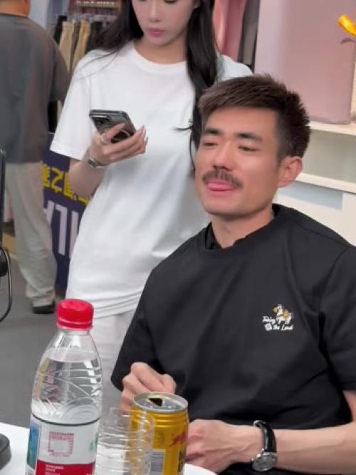 他给自己安的头衔多到数不清，个个听着都高大上，张口就来全是狠角色：和平饭店前董事