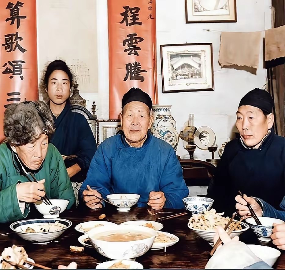 1948年，几名太监正围坐在一起聚餐时的一幕，他们自小净身入宫在皇宫里只学到侍奉