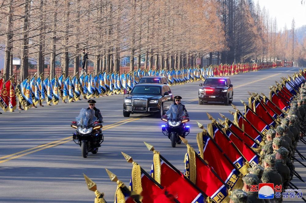 🇰🇵金正恩在朝鲜国防省出席人民军建军77周年庆祝活动，检阅朝鲜海陆空三军并发