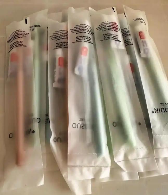 如果不是央视记者卧底暗访，这事还要瞒我们多久？堆积如山的废旧化工桶、破拖鞋，在黑