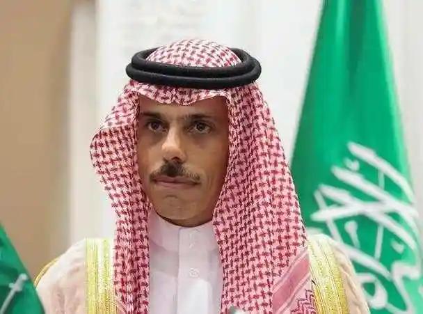 沙特这回是真的被打服了？中东这几天彻底炸了锅，美军基地成了活靶子。沙特不仅没跟着