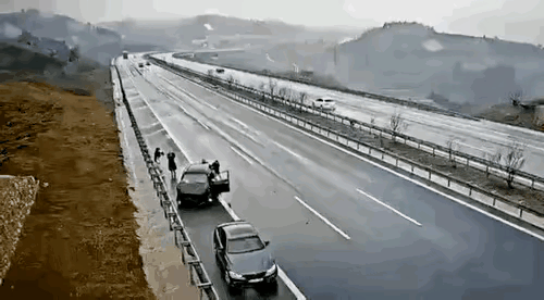 人要是倒霉起来，躲都无法躲！这两辆车，和这5个人也倒霉，太无辜了，两辆车停在