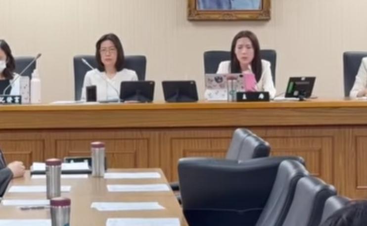 国民党“立委”徐巧芯今天宣布开会后说，关于发言截止的登记时间，因为有的委员（暗指