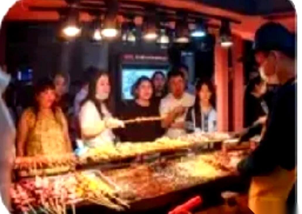 深夜，沈阳。18个小伙子，吃光了180串炸串，干掉了5瓶白酒。老板娘追出去的