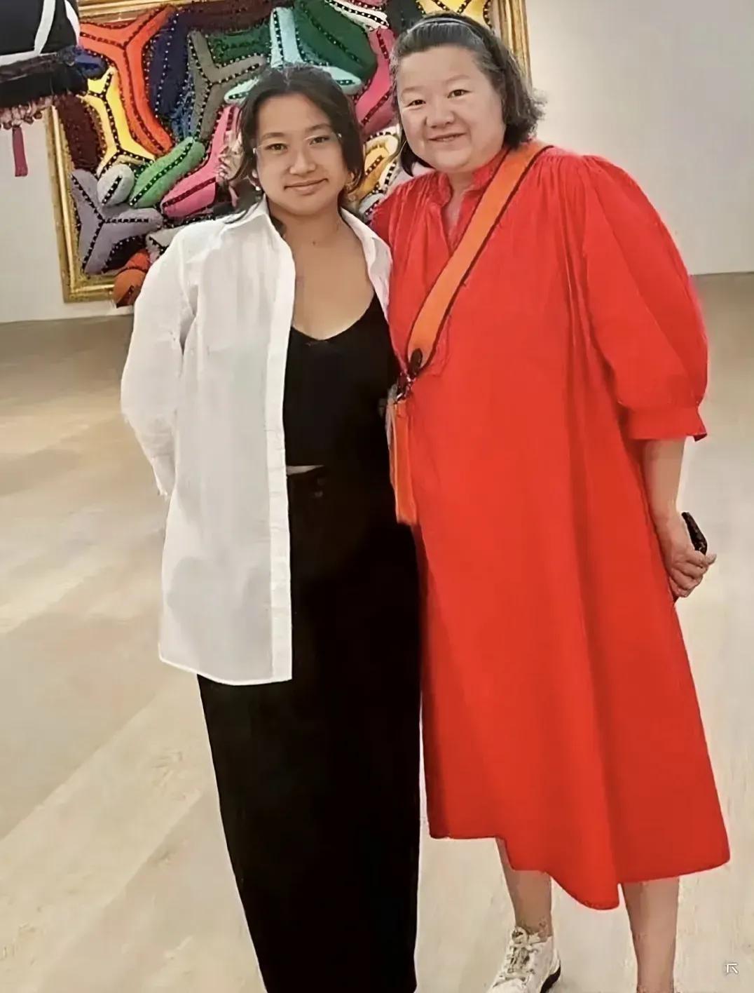 难怪顶级名媛洪晃要领养女儿平平！虽不是亲生的，但无论容貌，气质，还是笑容都太过神