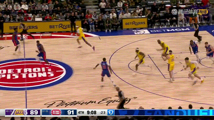 湖人巨星詹姆斯真是一位大师级别的传球手！在今天进行的湖人和活塞的比赛中，当时比赛