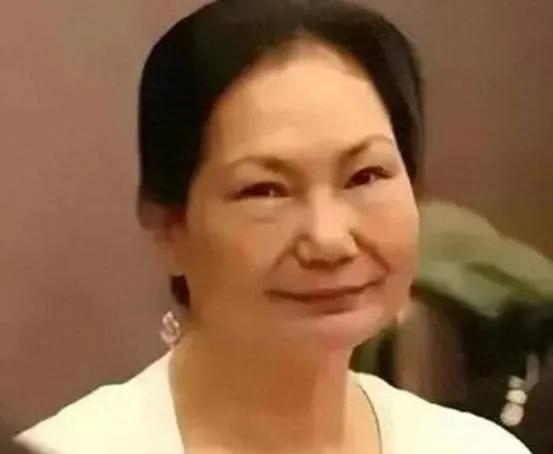 大S4.6亿豪宅被银行收走妈妈找前女婿哭诉法律文件打脸现任丈夫搬出租房台
