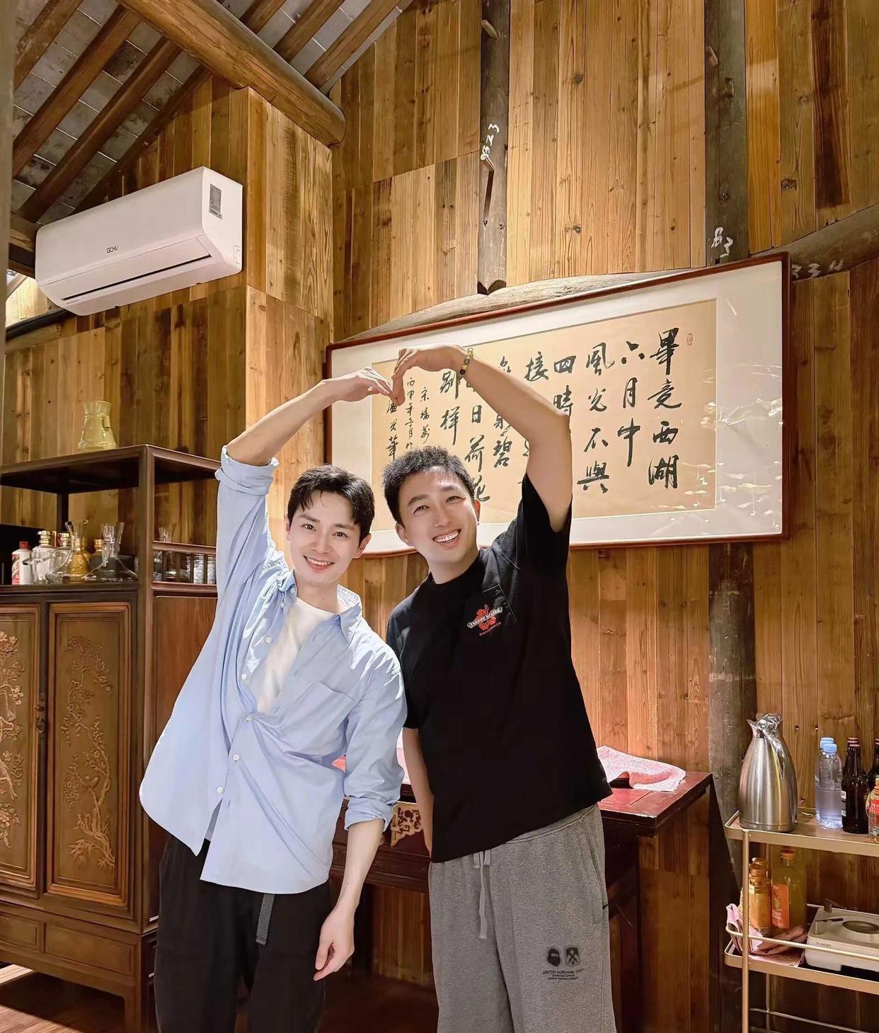 于正和曹骏谁更帅气？这两个男人真的好白嫩啊！于正78年，曹骏88年，哪里看得出来