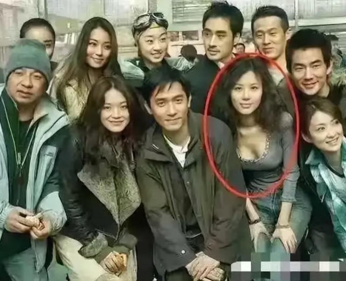 田朴珺当年还是不知名的18线演员时，和舒淇、梁朝伟等名演员合影，硬是挺着胸生生把