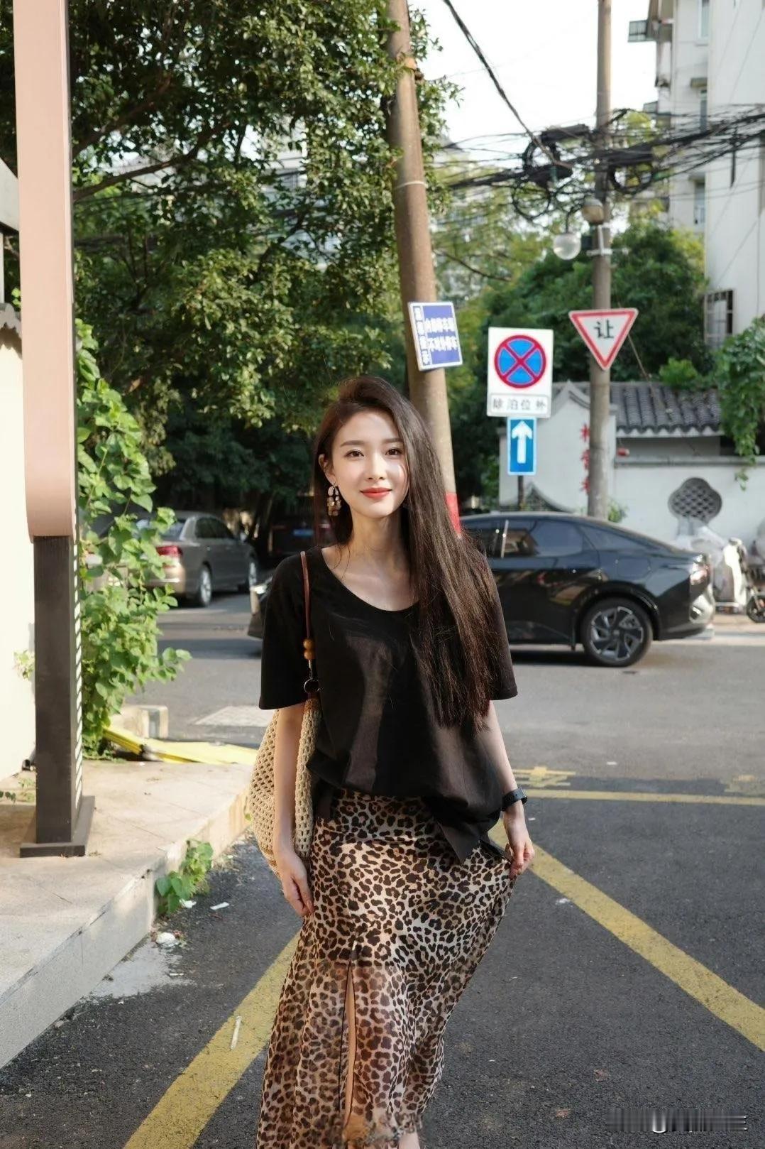 🏝️𝒔𝒂𝒏𝒚𝒂打卡陵水绿城蓝湾小镇！蓝天、白云、椰影摇曳，随手一拍