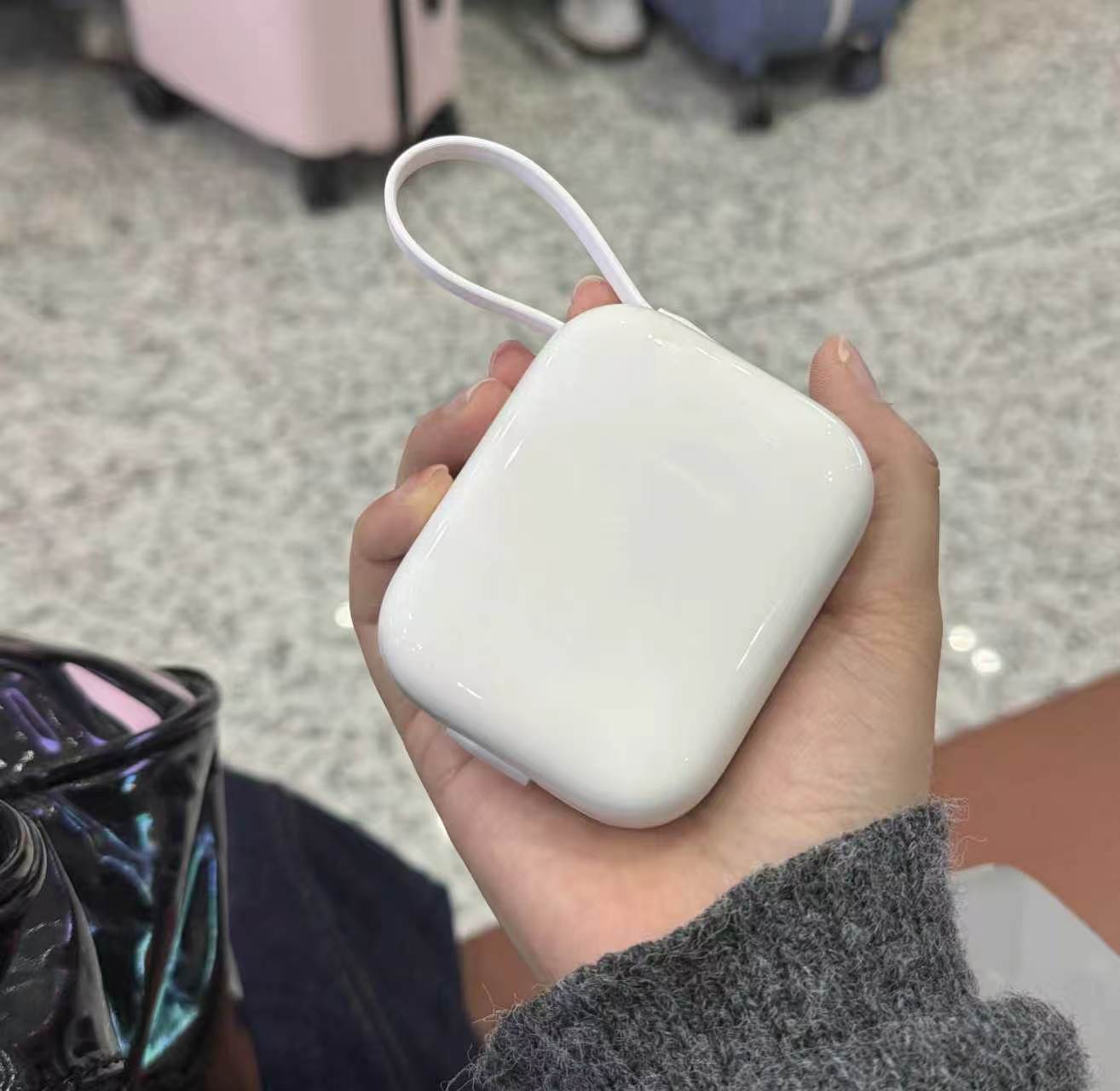 上门按摩广告贴满充电宝被告了不少用户误以为广告是充电宝官方合作，产生大量负面评价