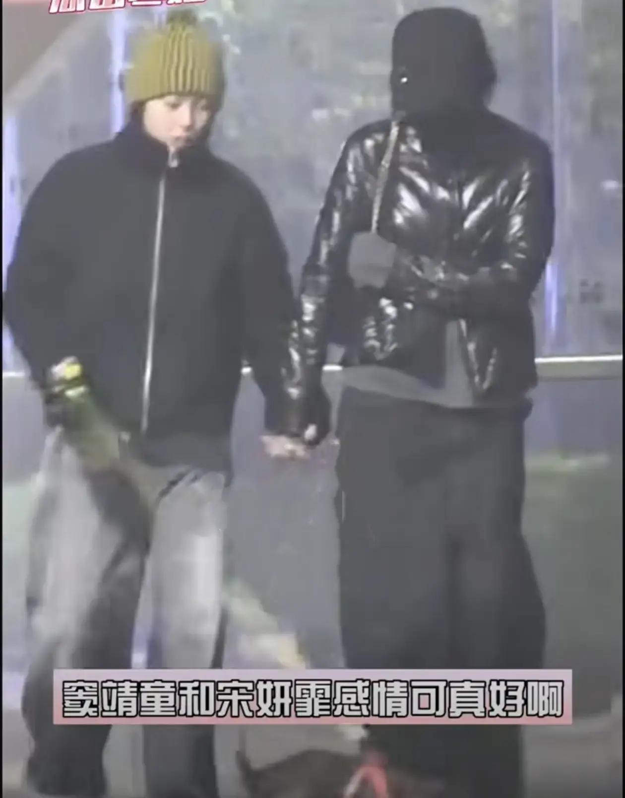 最近娱乐圈又出大瓜！王菲的女儿窦靖童和女演员宋妍霏被狗仔拍到超级甜蜜画面：俩人聚