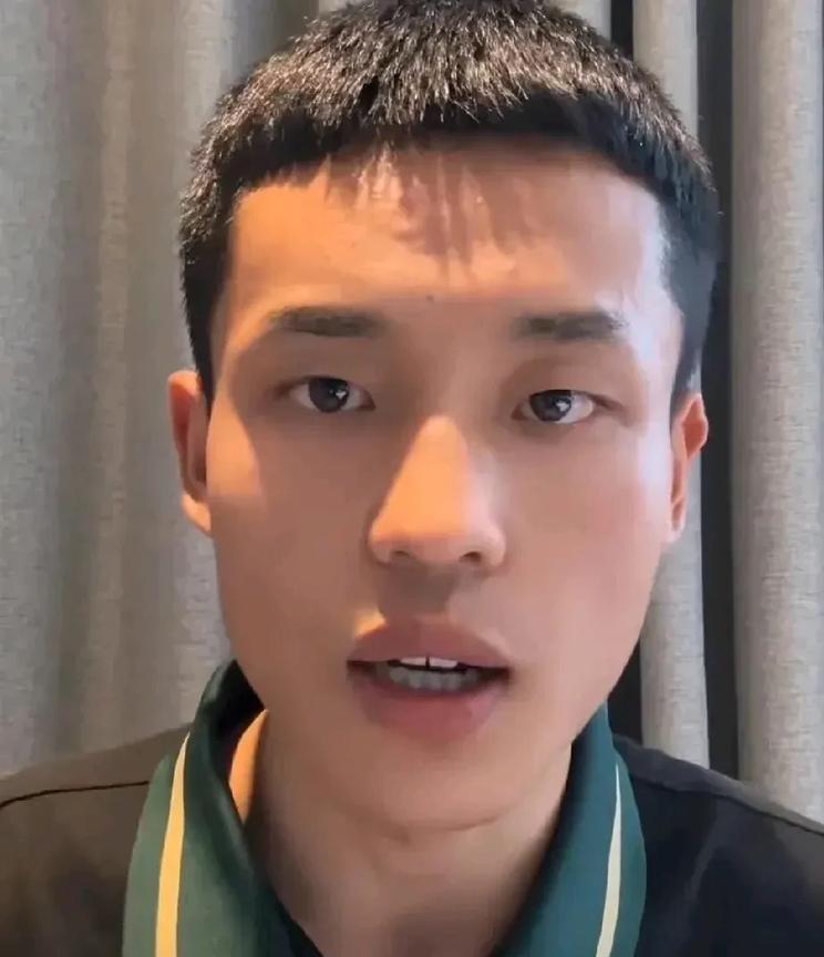 看到这个小伙子摆摊转卖柠檬水赚差价我只想说第一次是说蜜雪冰城用隔夜柠檬，没想