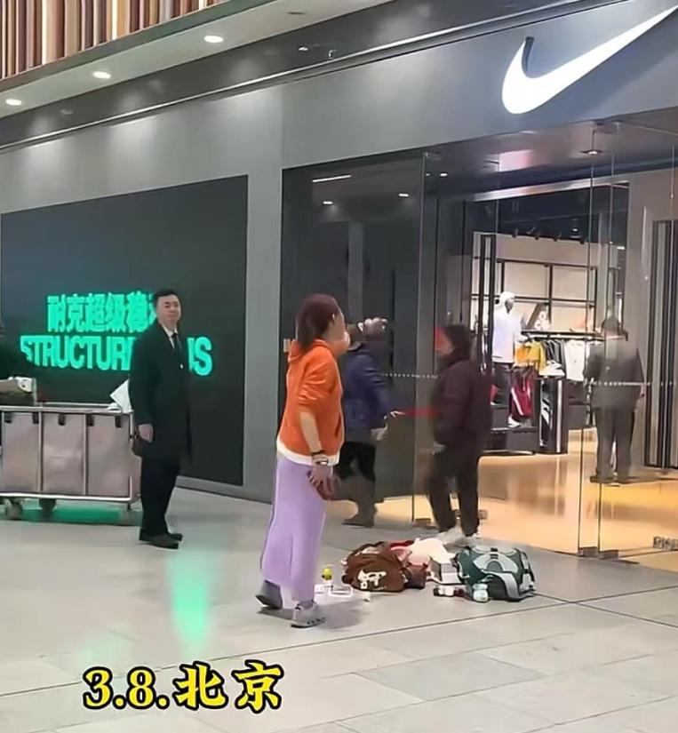 “简直是无理取闹！”北京，一女子到商场的耐克店里退货退款，店家见商品没问题就同意