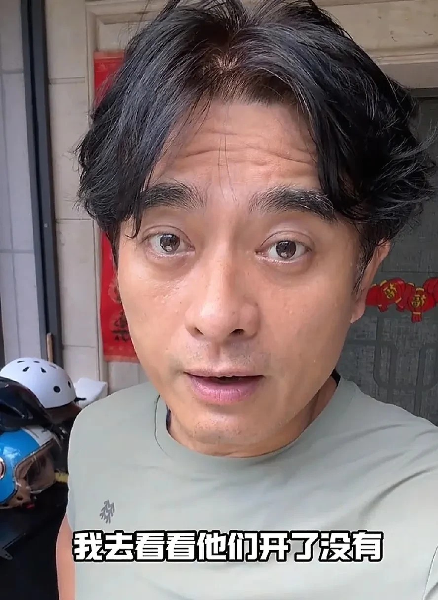 演员陈龙突击去父母家检查他们有没有开空调。刚一进门，陈妈妈就诧异的说“你