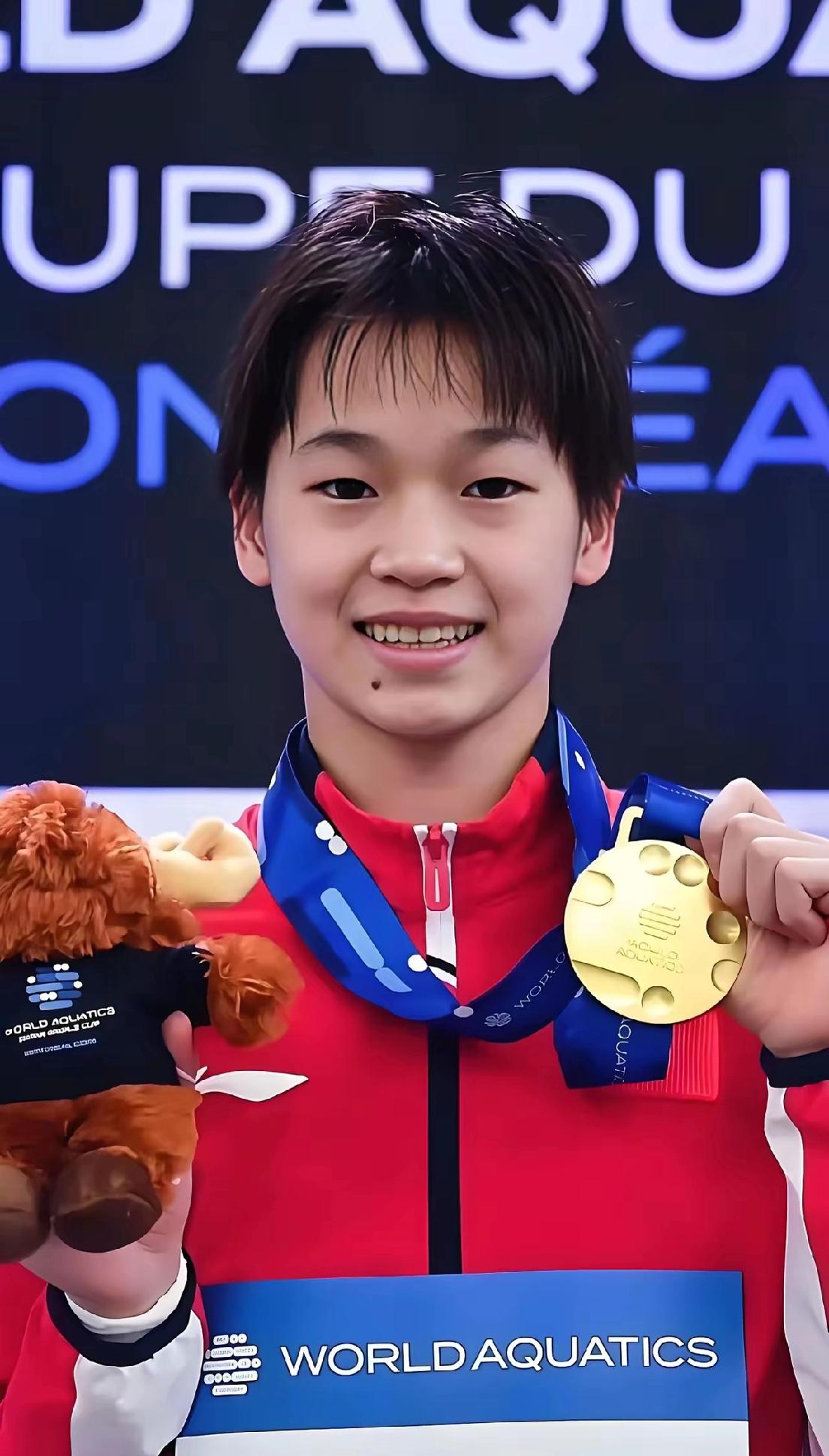 全红婵妈妈摘菜时的回答,比任何助威口号都戳人。记者追问去不去现场加油,她擦着