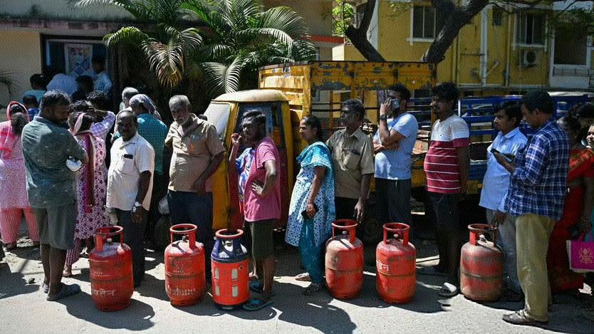 看到这么一张照片，我还是被惊到了。这是印度这几天的街头一景，很多印度民众排队更换