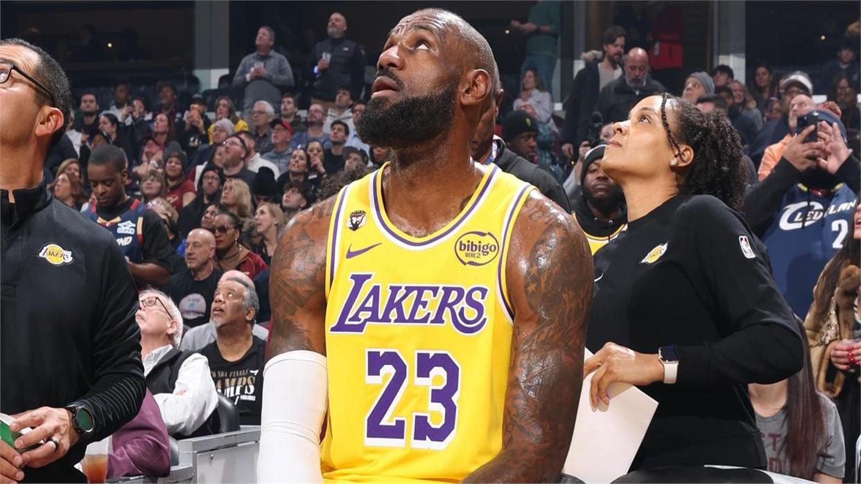 那位随队记者私下摇头：“詹姆斯职业生涯总出场时间刚突破6万分钟，历史第一，结果转