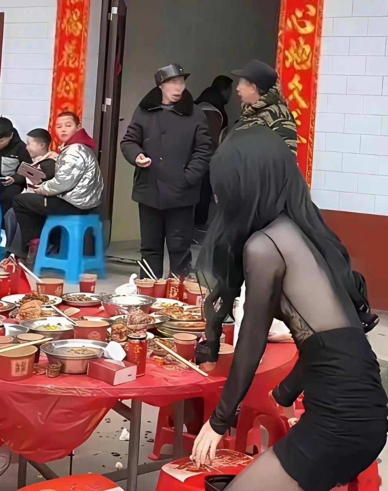 人家秋雅结婚你在这里又蹦又跳的