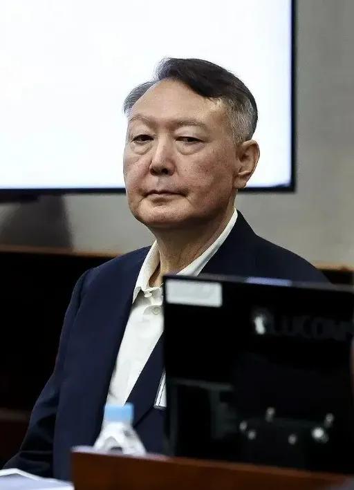 一场庭审撕开韩国政坛的体面！看着尹锡悦在法庭上涨红着脸拍桌咆哮，很难想象这就