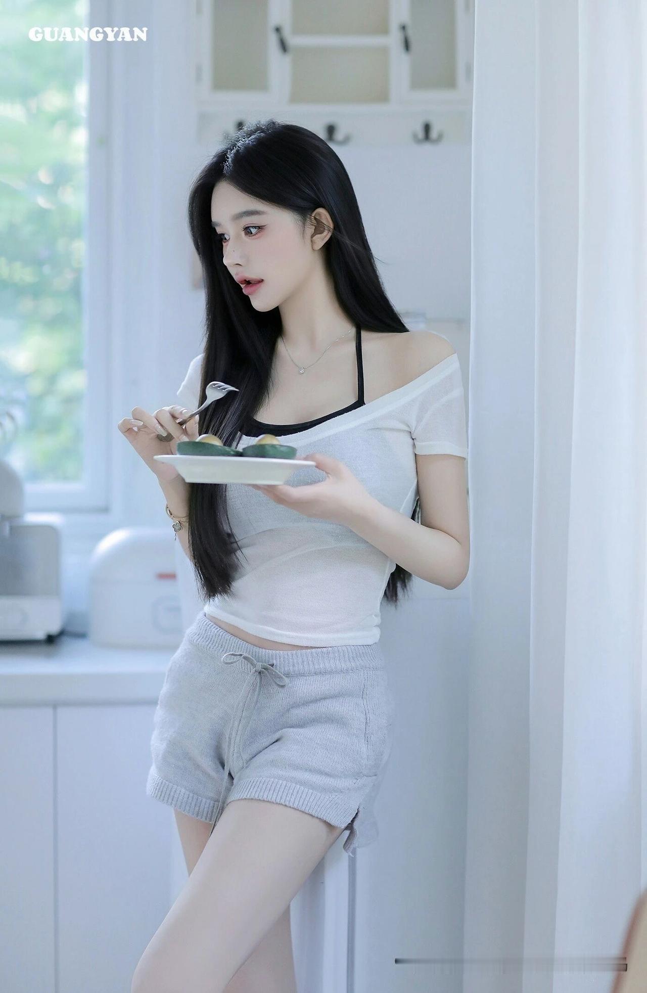 真心话茶局甜美女生在窗前倚墙而站，室内享受美食的美好时光。