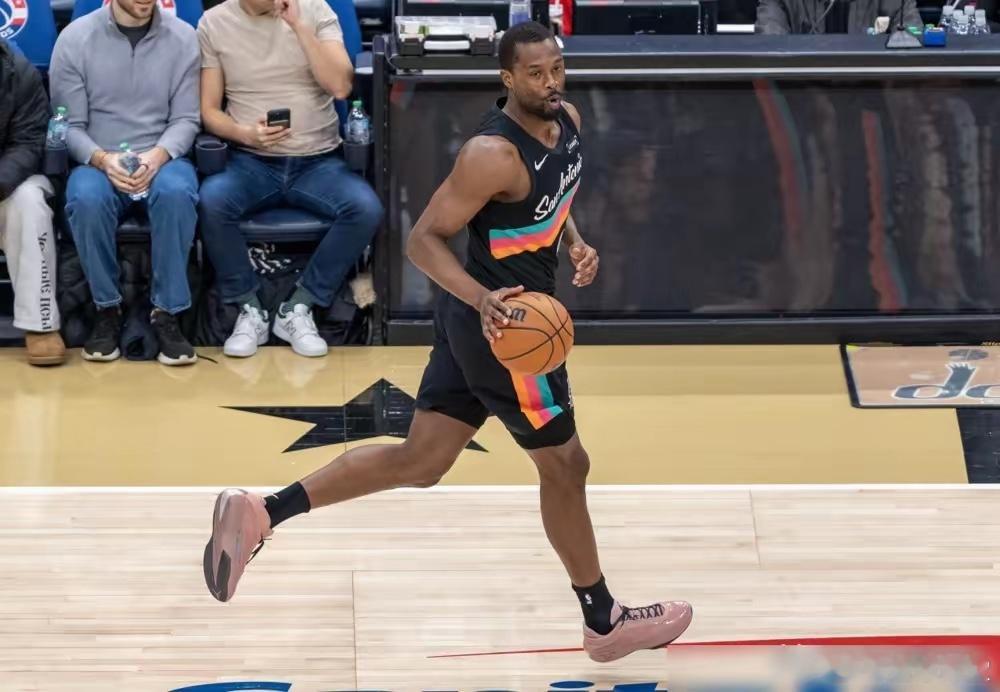 随着巴恩斯连续791场首发记录终止，现役连续首发场次前10名球员如下：1、德罗赞