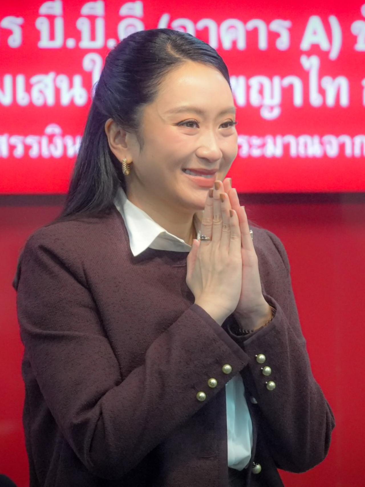 佩通坦出席例行会议，认真工作的女人最美丽2025年10月22日，为泰党召开党执