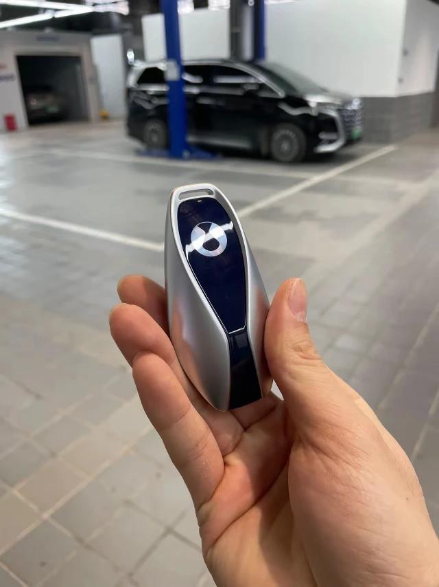 比亚迪的设计师团队应该进行了大换血了，终于能把车钥匙设计得好看点了！[捂脸哭]