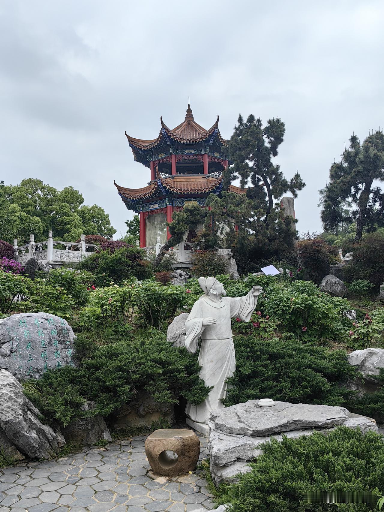 暮春访东湖牡丹园风骤雨疾花落去，东湖遍地绿意葱。残红坠入清波里，犹带春光