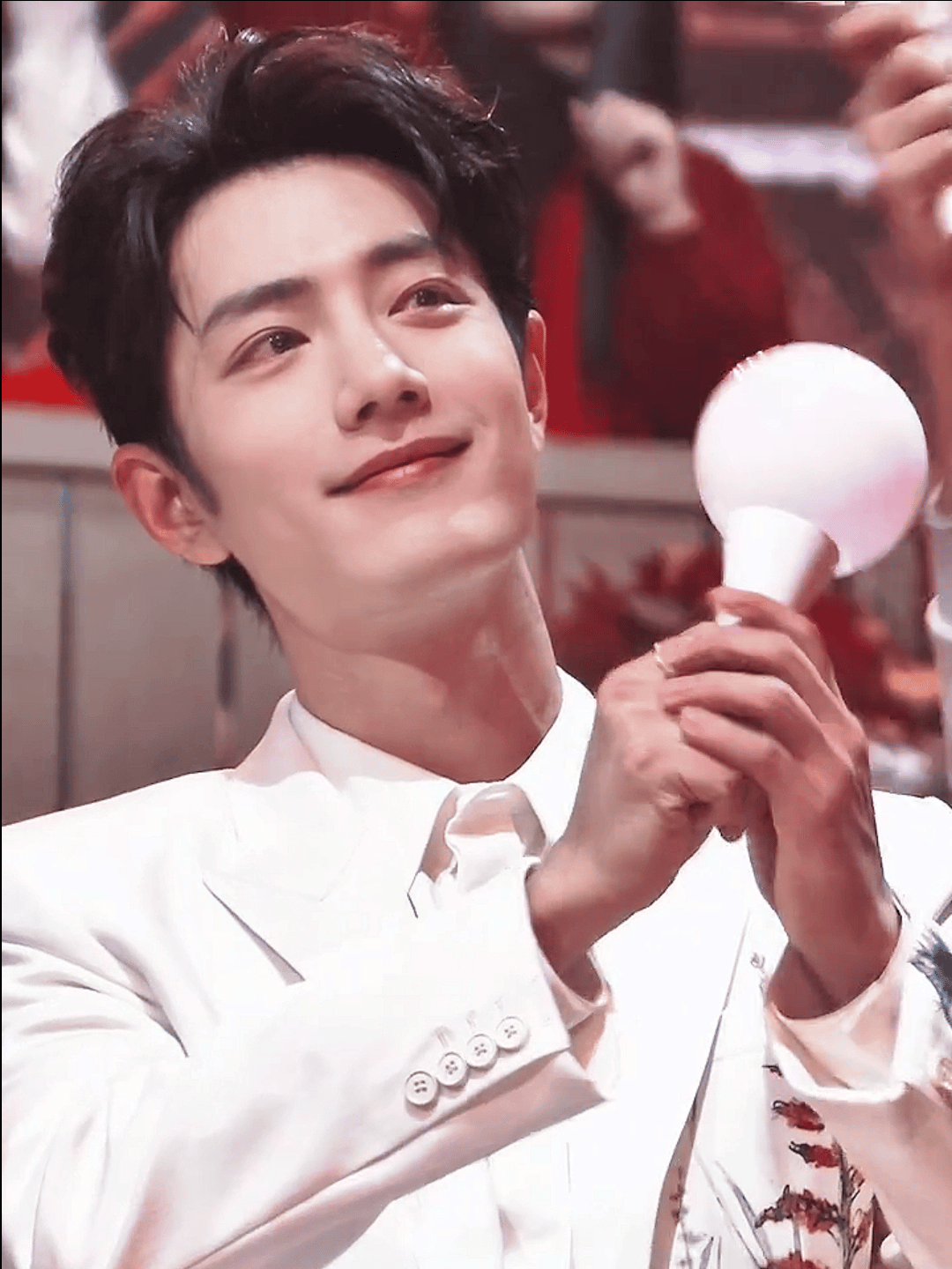 肖战好漂亮被台下起哄声甜到害羞的战战也太可爱了吧🥺一被夸就耳尖泛红、低头抿笑，