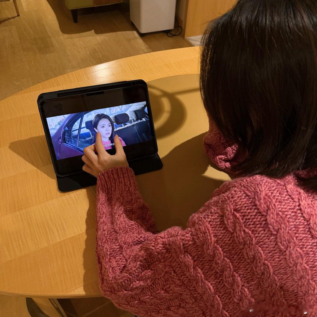 赵今麦穿着西瓜色毛衣追骄阳似我赵今麦穿了聂曦光同色毛衣谁被赵今麦可爱晕了！穿西瓜