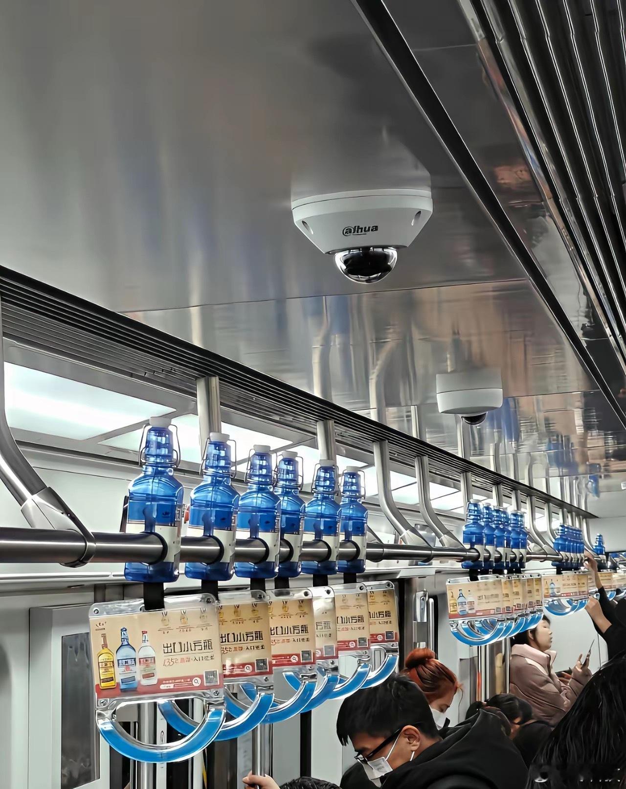 看到有人叫这个创意扶手，第一感觉就是现在广告真的无孔不入，地铁扶手都可以用来宣传